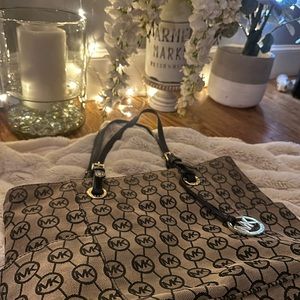 Authentic Michael Kors Kempton Monogram Logo
Signature Tote